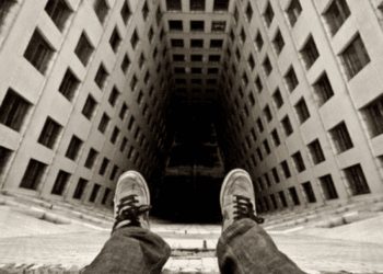 La doar 16 ani a vrut să se sinucidă! A fost salvată, la limită, de oamenii legii. Acțiunea a fost la limită!