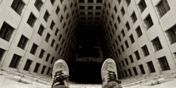 La doar 16 ani a vrut să se sinucidă! A fost salvată, la limită, de oamenii legii. Acțiunea a fost la limită!