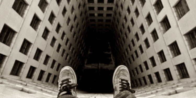 La doar 16 ani a vrut să se sinucidă! A fost salvată, la limită, de oamenii legii. Acțiunea a fost la limită!