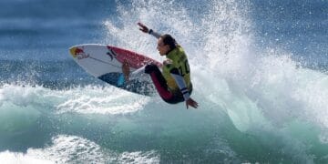 Surf la Marea Neagră! Zeci de pasionați au aruncat plăcile în valuri!