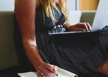 O adolescentă a furat o sumă importantă de bani! Cei mai afectați sunt colegii ei de promoție!