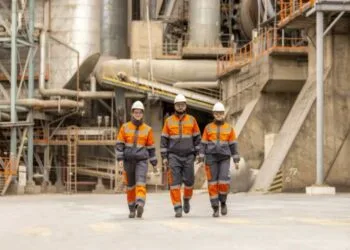 HOLCIM caută tineri pentru un program traineeship plătit de 18 luni. Sunt primiți și cei fără experiență în domeniu