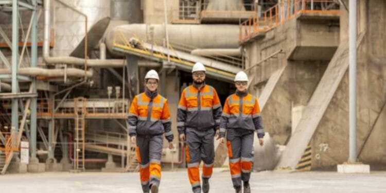 HOLCIM caută tineri pentru un program traineeship plătit de 18 luni. Sunt primiți și cei fără experiență în domeniu