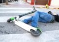 Trotinetele electrice fac victime pe bandă rulantă! Încă o persoană a decedat după ce a căzut și s-a lovit la cap!