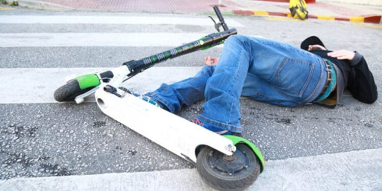 Trotinetele electrice fac victime pe bandă rulantă! Încă o persoană a decedat după ce a căzut și s-a lovit la cap!