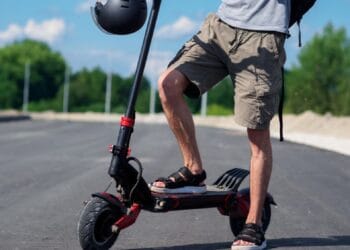 O femeie a fost surprinsă în timp ce tăia frânele unei trotinete electrice. Oamenii legii au condus-o la poliție pentru cercetări!