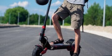 O femeie a fost surprinsă în timp ce tăia frânele unei trotinete electrice. Oamenii legii au condus-o la poliție pentru cercetări!