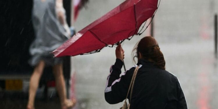 ALERTA care te RIDICĂ de la SOL. Vânt puternic în 13 județe din Moldova, Dobrogea și Muntenia