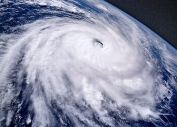 Școli închise, zeci de mii de oameni evacuați! Un ciclon lovește violent! Vor fi rafale de peste 110 kilometri pe oră!