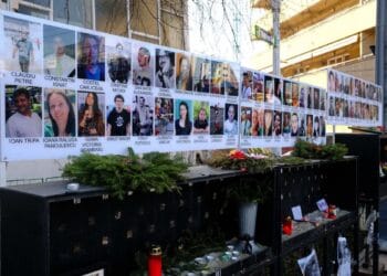 Zece ani de la Colectiv. Mii de oameni au mărșăluit în tăcere prin București: „65 de motive nu sunt de ajuns?”