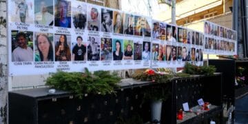 Zece ani de la Colectiv. Mii de oameni au mărșăluit în tăcere prin București: „65 de motive nu sunt de ajuns?”