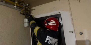 Panică la Mioveni, din cauza unui miros puternic de gaz. Aproape 300 de persoane și sute de elevi, evacuați preventiv