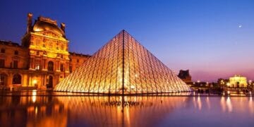 Încă un jaf spectaculos la un muzeu! Hoții au furat bijuterii „neprețuite” și au fugit pe motociclete!