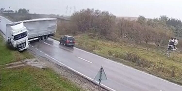 Tragedie! Două persoane ucise după ce un TIR a strivit mașina în care se aflau