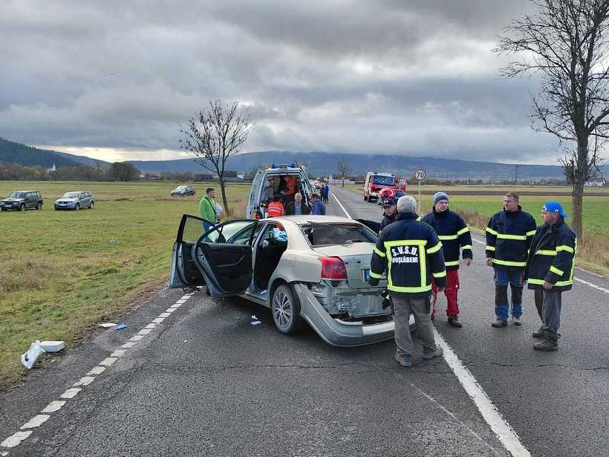 Un mort și trei răniți grav într-un accident rutier! Două mașini s-au ciocnit violent!