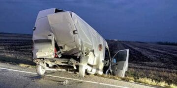 Patru persoane rănite într-un accident produs între o autoutilitară și un microbuz!