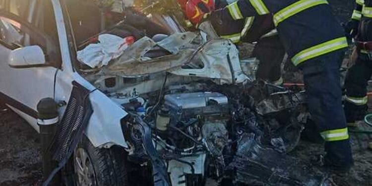 Accident mortal! Un bărbat și-a pierdut viața după ce maşina sa a intrat într-un tractor!