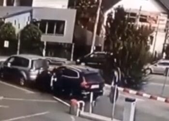 Prăpăd în parcarea unui Mall. O șoferiță a lăsat mașina în drive și a produs un accident! 