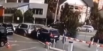 Prăpăd în parcarea unui Mall. O șoferiță a lăsat mașina în drive și a produs un accident! 