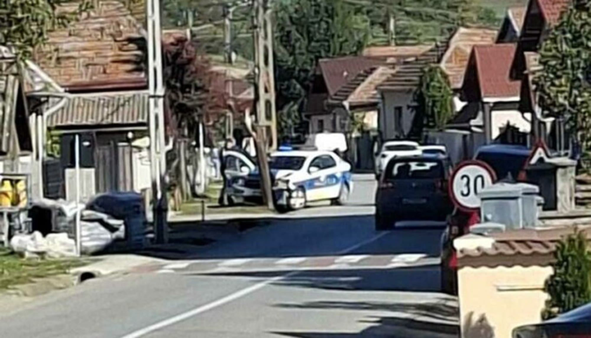 Autospecială de poliție, implicată într-un accident în timpul unei urmăriri! Nu s-au înregistrat victime
