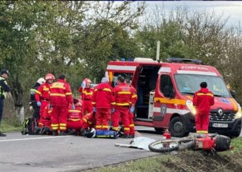 Accident mortal. Motocicliști spulberați pe șosea după impactul devastator cu două autoturisme