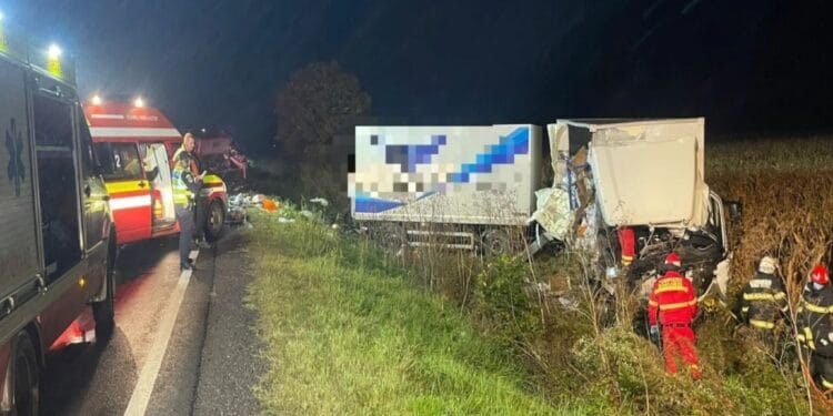 Tragedie pe șosele. Șoferul unei mașini de curierat mort într-un accident, după ce a ajuns cu camionul încărcat pe câmp