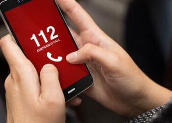 Rănit grav, un tânăr a fost găsit inconștient în mașina cu care se răsturnase. Telefonul lui a apelat numărul de urgență!