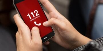 Rănit grav, un tânăr a fost găsit inconștient în mașina cu care se răsturnase. Telefonul lui a apelat numărul de urgență!