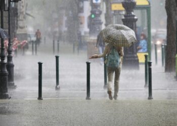 Codul roșu de precipitații închide instituțiile de învățământ! Vor fi acumulate cantităţi de apă de 120 de l/mp!