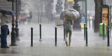 Codul roșu de precipitații închide instituțiile de învățământ! Vor fi acumulate cantităţi de apă de 120 de l/mp!