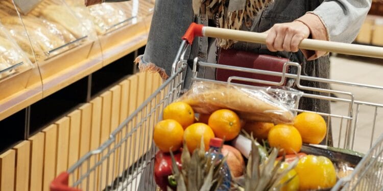 Creștere de aproape 9% față de anul trecut a valorii coșului de consum! De câți bani are nevoie o familie cu doi copii