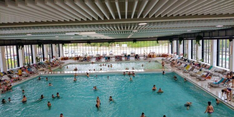 Băile sărate de la Ocna Mureș – refugiu perfect pentru toamnă: sute de turiști vin zilnic să se relaxeze și să se trateze