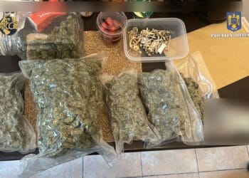 Un bărbat a fost arestat pentru că introducea droguri în țară prin intermediul unei firme de curierat! A introdus pe piață aproape 8 kilograme de canabis!