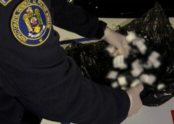 Tânăr reținut pentru trafic de droguri de risc. Prins cu marfa în timp ce se deplasa cu un vehicul prin oraș! 