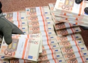 Aproape un miliard de euro capturați de polițiști! Bancnotele erau ambalate în colete! Teancurile de hârtii erau false!