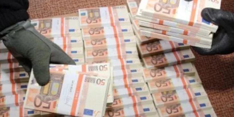 Aproape un miliard de euro capturați de polițiști! Bancnotele erau ambalate în colete! Teancurile de hârtii erau false!