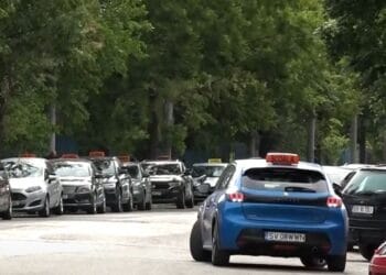 Incident grav la examenul auto! O candidată a lovit un instructor și a avariat două mașini
