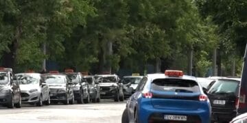 Incident grav la examenul auto! O candidată a lovit un instructor și a avariat două mașini