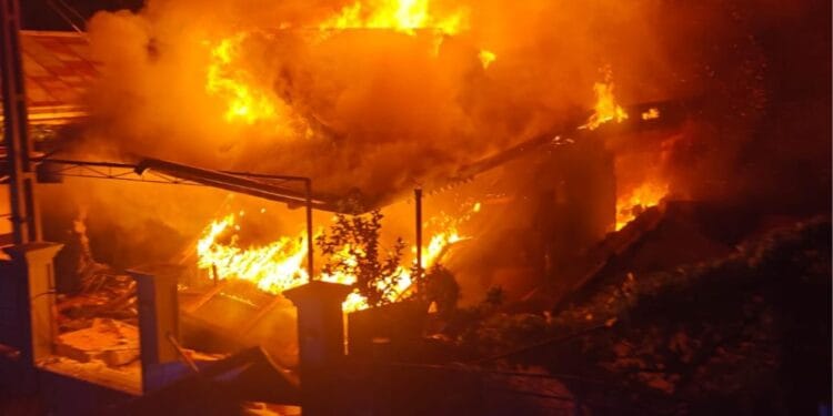 Panică într-o localitate din România! O explozie a zguduit o gospodărie – două victime