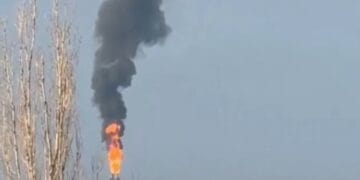 Explozie la rafinăria Lukoil din Ploiești. Un angajat al firmei a fost rănit grav! Incendiu puternic