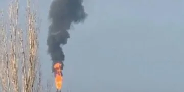 Explozie la rafinăria Lukoil din Ploiești. Un angajat al firmei a fost rănit grav! Incendiu puternic