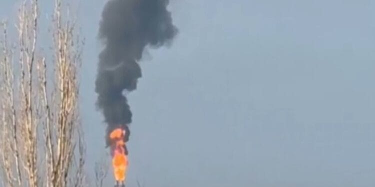 Explozie la rafinăria Lukoil din Ploiești. Un angajat al firmei a fost rănit grav! Incendiu puternic