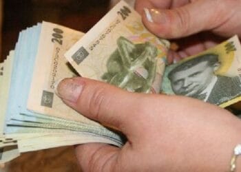 Femeie înşelată cu 50.000 de lei printr-o metodă nouă de fraudă. Escrocii au pretins că sunt de la Banca Naţională!