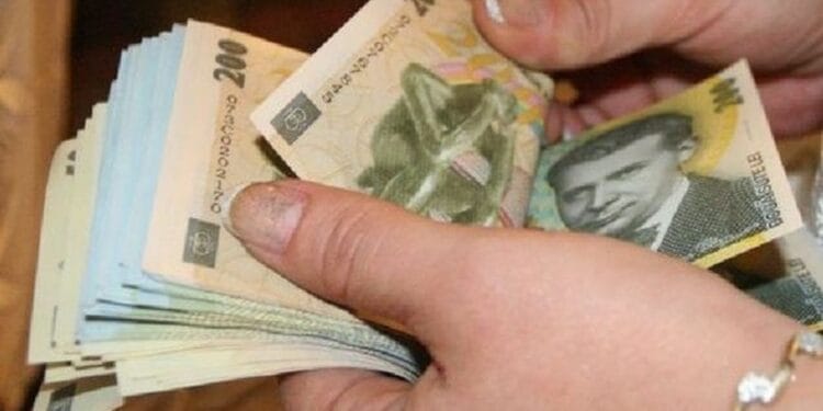 Femeie înşelată cu 50.000 de lei printr-o metodă nouă de fraudă. Escrocii au pretins că sunt de la Banca Naţională!