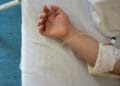 O fetiță de 8 ani, rănită după ce poarta terenului de fotbal din curtea școlii s-a prăbușit peste ea. Polițiștii au deschis dosar penal