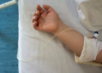 O fetiță de 8 ani, rănită după ce poarta terenului de fotbal din curtea școlii s-a prăbușit peste ea. Polițiștii au deschis dosar penal