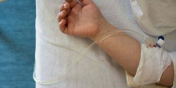 O fetiță de 8 ani, rănită după ce poarta terenului de fotbal din curtea școlii s-a prăbușit peste ea. Polițiștii au deschis dosar penal