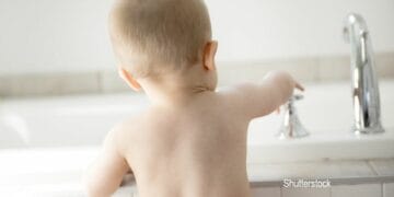 Alertă! Fetiță de doi ani găsită nesupravegheată pe marginea drumului