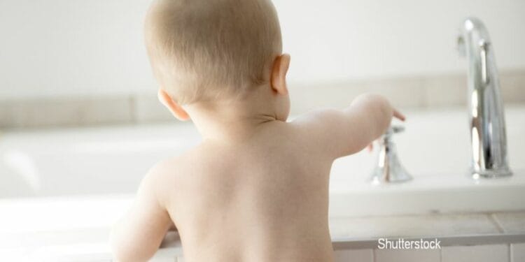 Alertă! Fetiță de doi ani găsită nesupravegheată pe marginea drumului