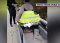 Ca să facă rost de bani, un bărbat a fost prins când fura un parapet de pe un drum intens circulat!